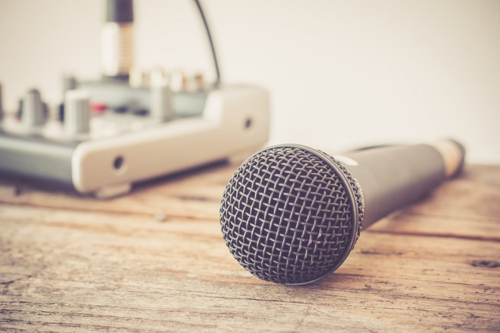 Imagen de micrófono y mesa de mezclas para ‘Beneficios del uso del podcast en la estrategia de Marketing Online de tu empresa‘ - Marketing Novae